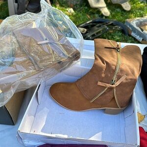 Brand new, in the box, 7 1/2